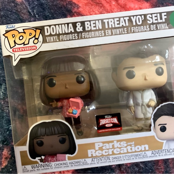 💛 Parks and Recreation Donna & Ben Treat Yo Self Funko Pop Set - NWT - Picture 3 of 9